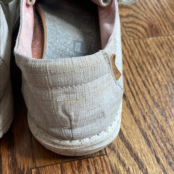 Lightweight tan women’s Hey Dude Wendy chambray slip on shoes, size 8. Great con - Picture 13 of 16